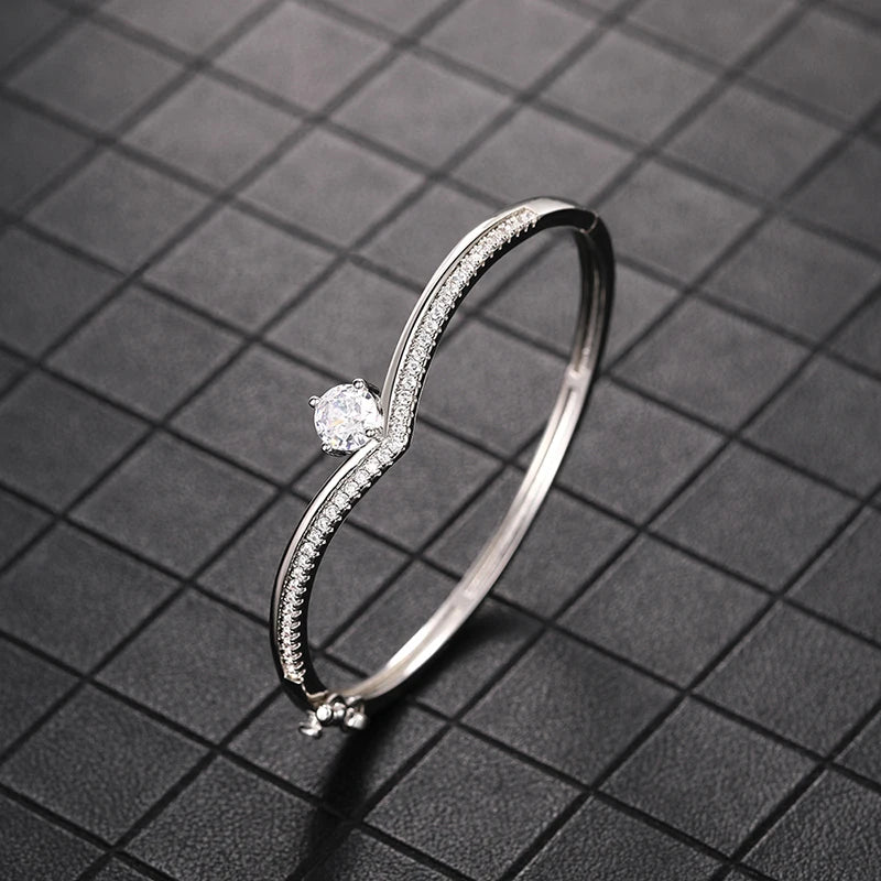 ✨ HUITAN Luxus-Armreif mit 18 Karat Goldbeschichtung – Eleganter Statement-Schmuck mit Zirkonia für Damen