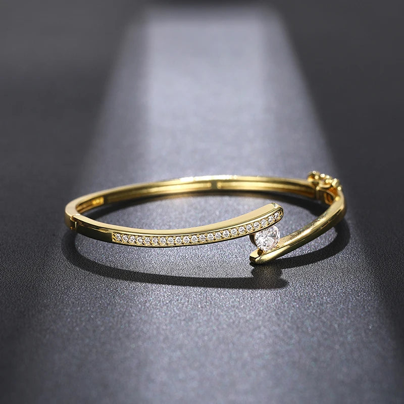 ✨ HUITAN Luxus-Armreif mit 18 Karat Goldbeschichtung – Eleganter Statement-Schmuck mit Zirkonia für Damen