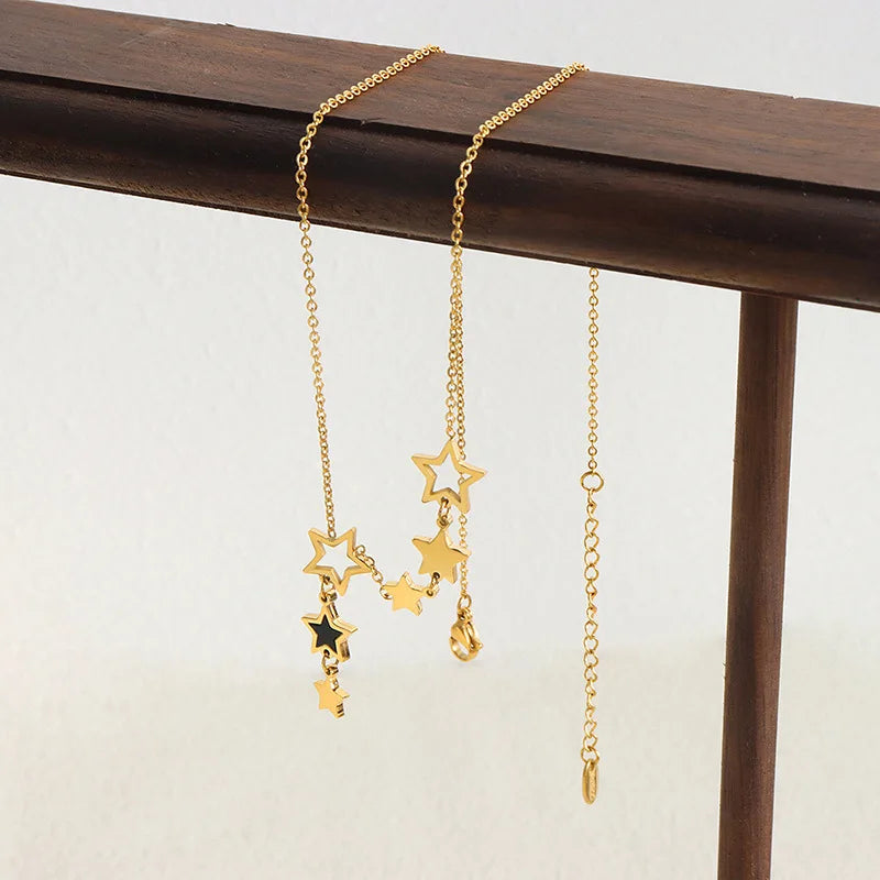 ⭐ Trendy Star – Halskette mit Sternanhänger aus goldenem Edelstahl mit schwarzem Acryl-Akzent