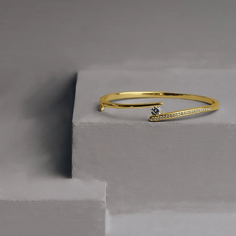 ✨ HUITAN Luxus-Armreif mit 18 Karat Goldbeschichtung – Eleganter Statement-Schmuck mit Zirkonia für Damen
