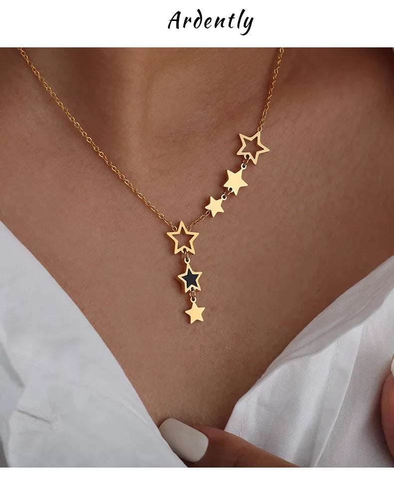 ⭐ Trendy Star – Halskette mit Sternanhänger aus goldenem Edelstahl mit schwarzem Acryl-Akzent