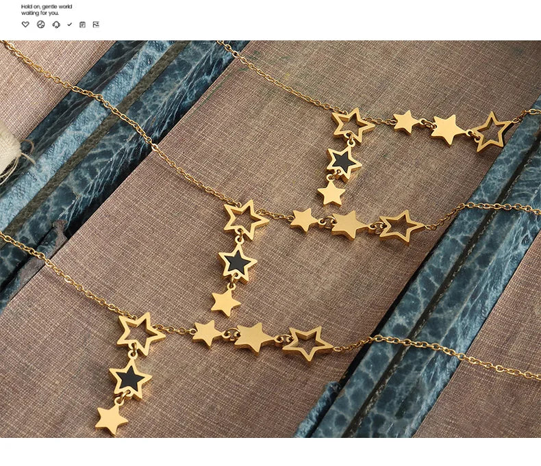 ⭐ Trendy Star – Halskette mit Sternanhänger aus goldenem Edelstahl mit schwarzem Acryl-Akzent
