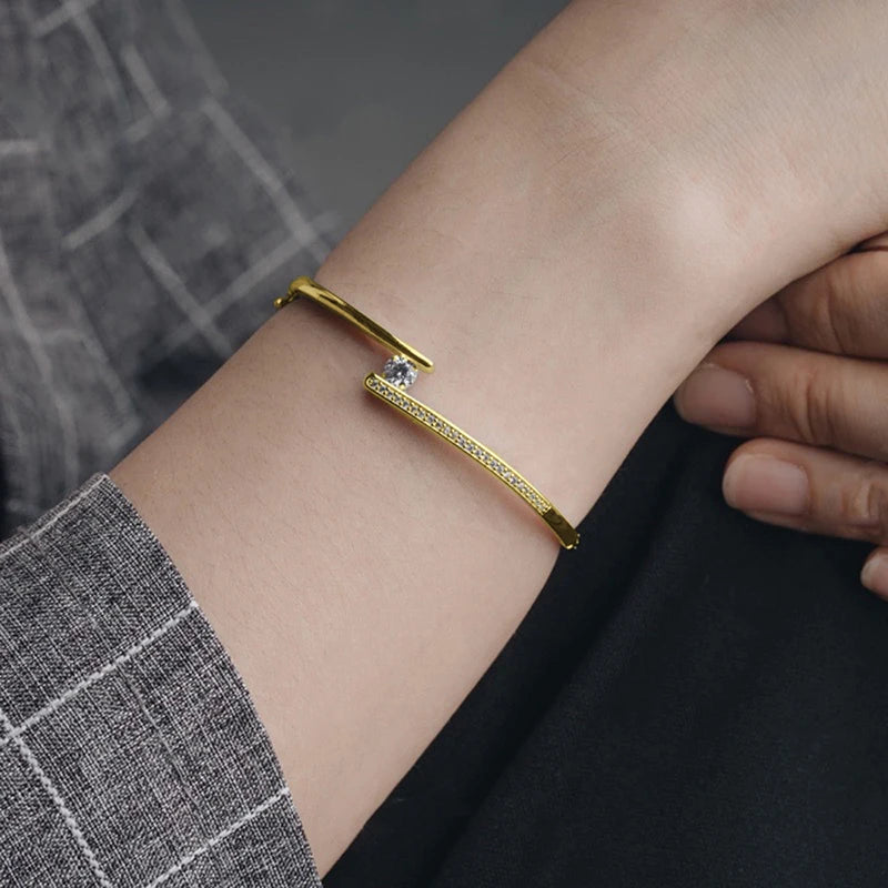 ✨ HUITAN Luxus-Armreif mit 18 Karat Goldbeschichtung – Eleganter Statement-Schmuck mit Zirkonia für Damen