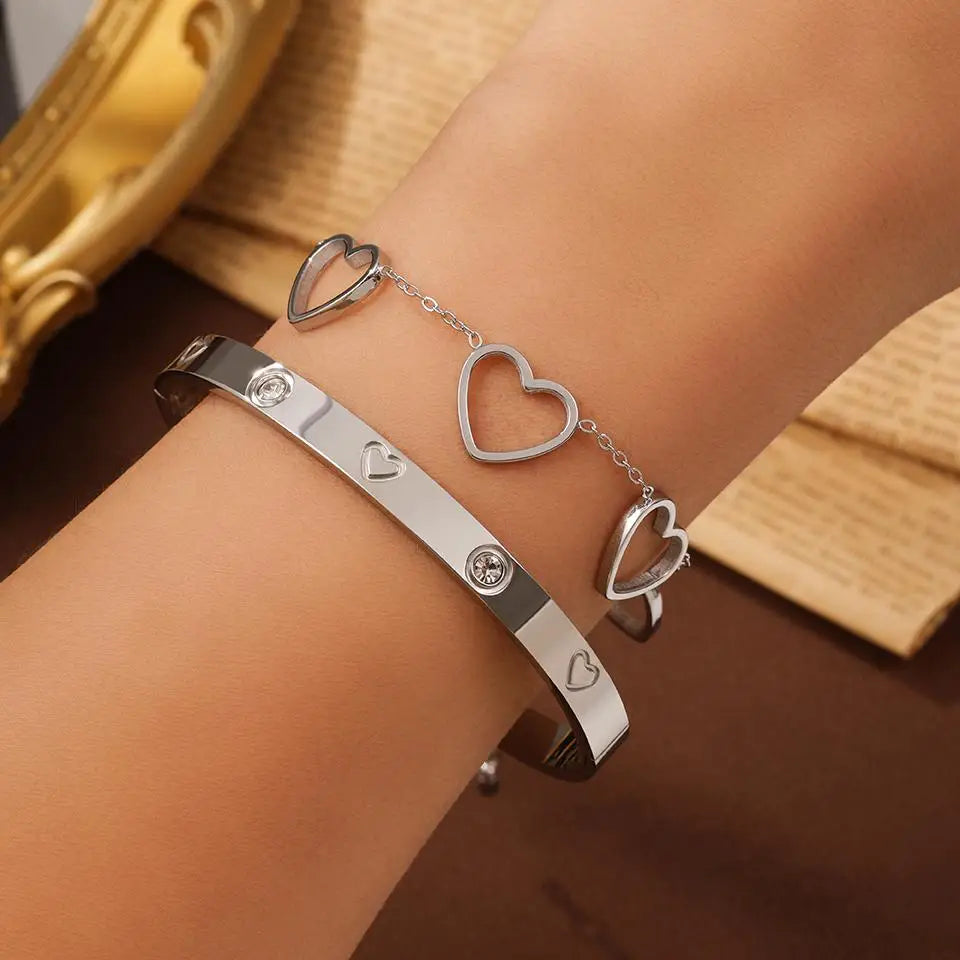 💖 2PCS French Lucky Heart Bracelet Set – Trendy and Elegant Charm