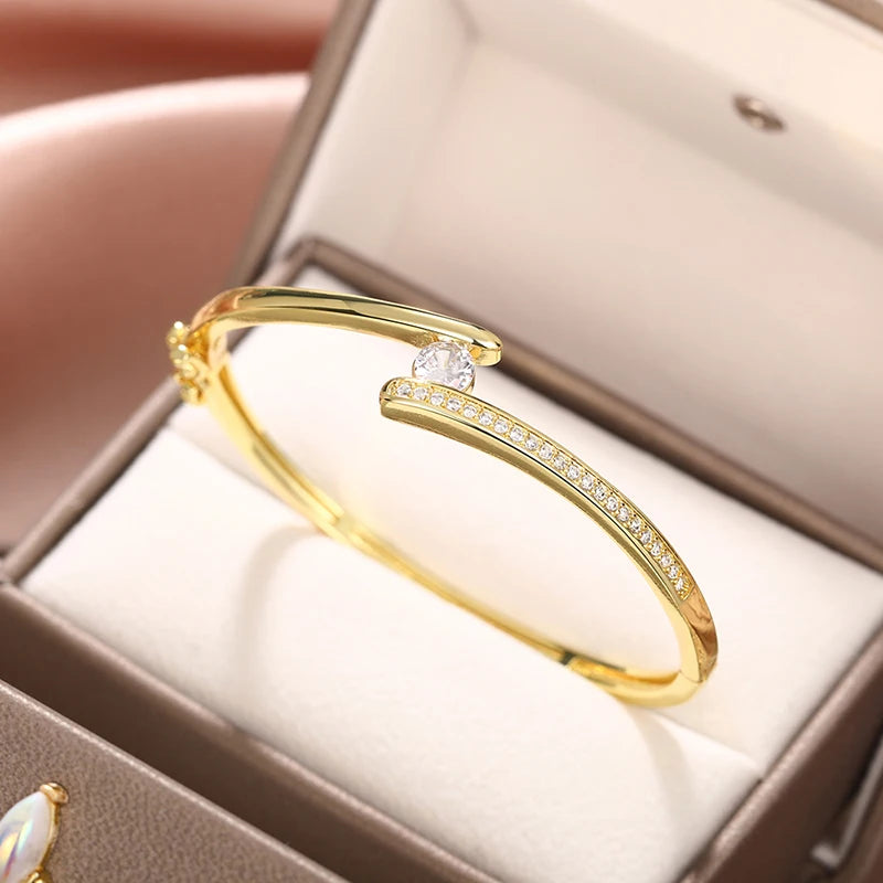 ✨ HUITAN Luxus-Armreif mit 18 Karat Goldbeschichtung – Eleganter Statement-Schmuck mit Zirkonia für Damen