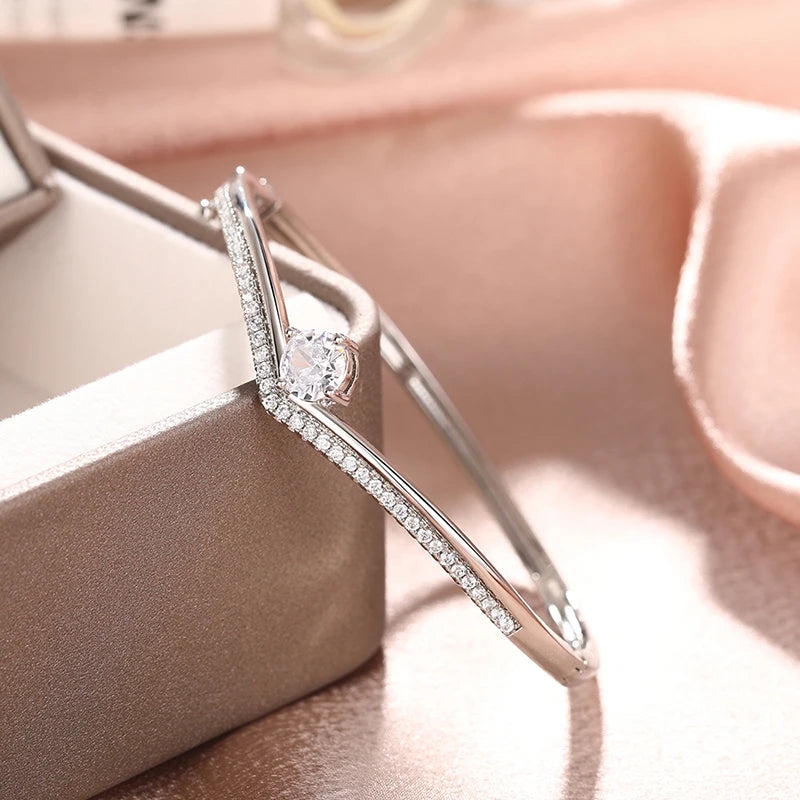 ✨ HUITAN Luxus-Armreif mit 18 Karat Goldbeschichtung – Eleganter Statement-Schmuck mit Zirkonia für Damen