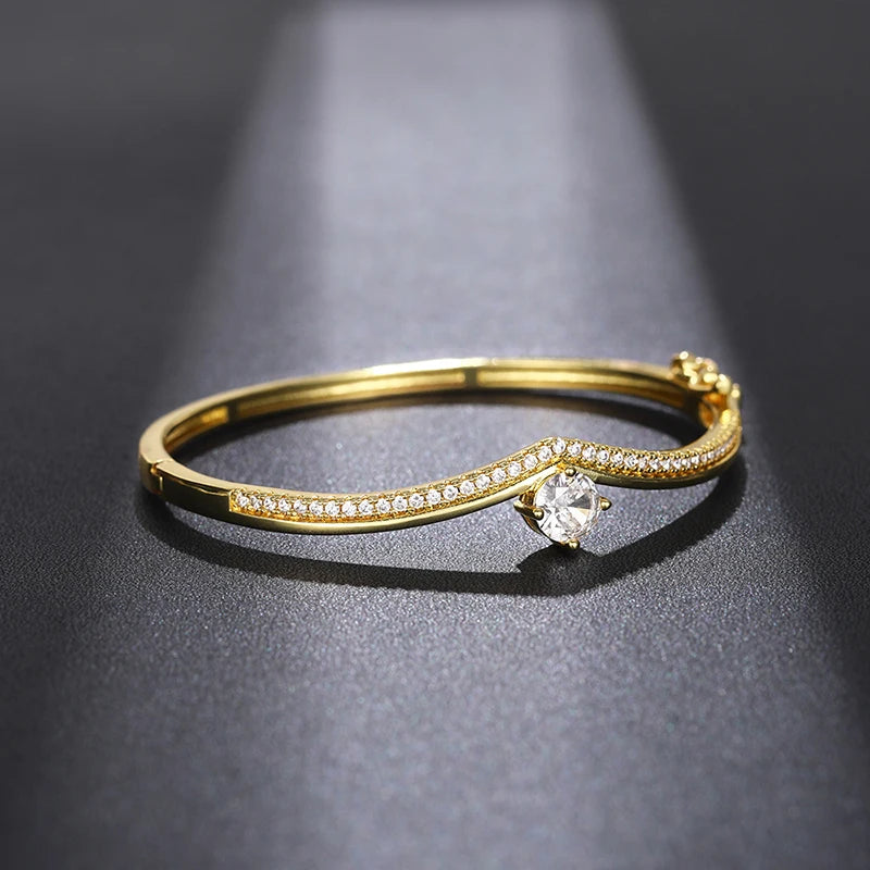 ✨ HUITAN Luxus-Armreif mit 18 Karat Goldbeschichtung – Eleganter Statement-Schmuck mit Zirkonia für Damen