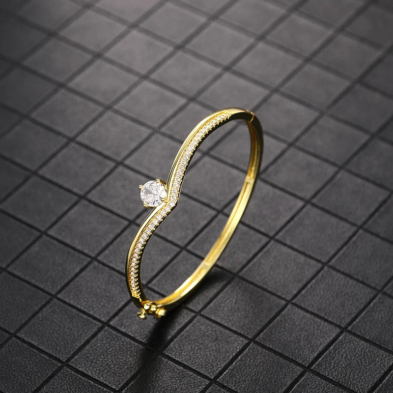 ✨ HUITAN Luxus-Armreif mit 18 Karat Goldbeschichtung – Eleganter Statement-Schmuck mit Zirkonia für Damen