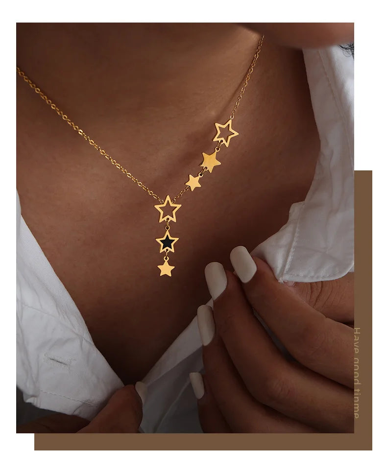 ⭐ Trendy Star – Halskette mit Sternanhänger aus goldenem Edelstahl mit schwarzem Acryl-Akzent
