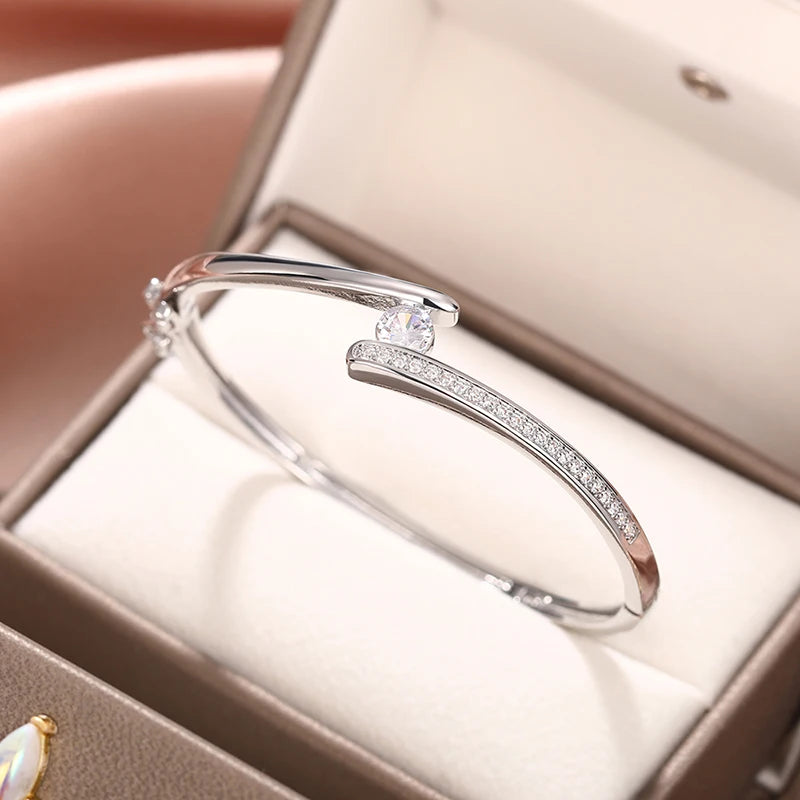 ✨ HUITAN Luxus-Armreif mit 18 Karat Goldbeschichtung – Eleganter Statement-Schmuck mit Zirkonia für Damen