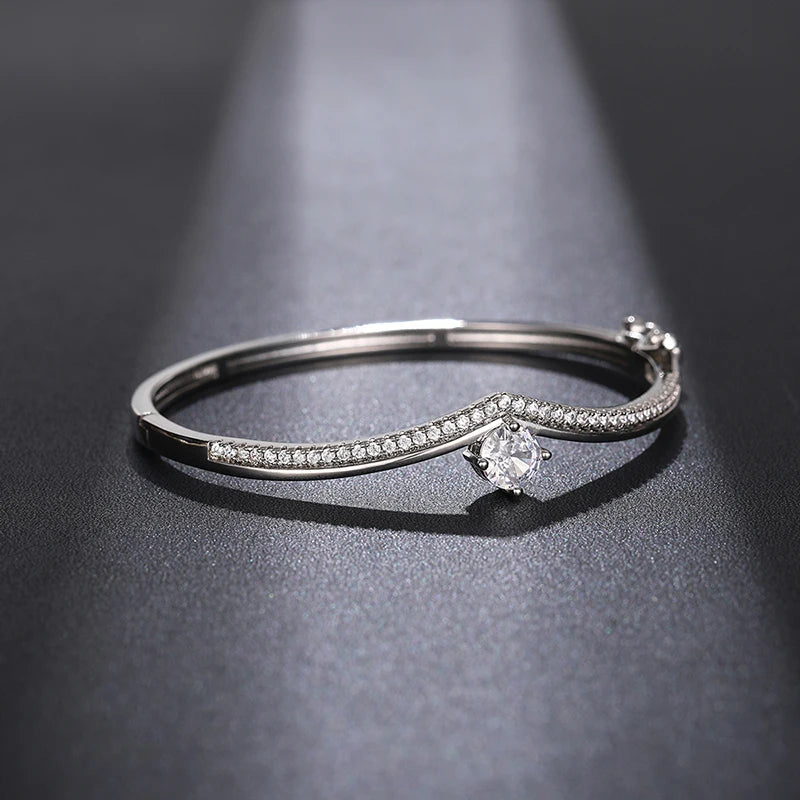 ✨ HUITAN Luxus-Armreif mit 18 Karat Goldbeschichtung – Eleganter Statement-Schmuck mit Zirkonia für Damen
