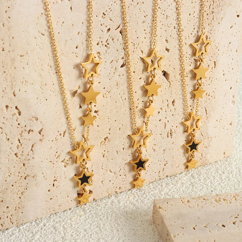 ⭐ Trendy Star – Halskette mit Sternanhänger aus goldenem Edelstahl mit schwarzem Acryl-Akzent
