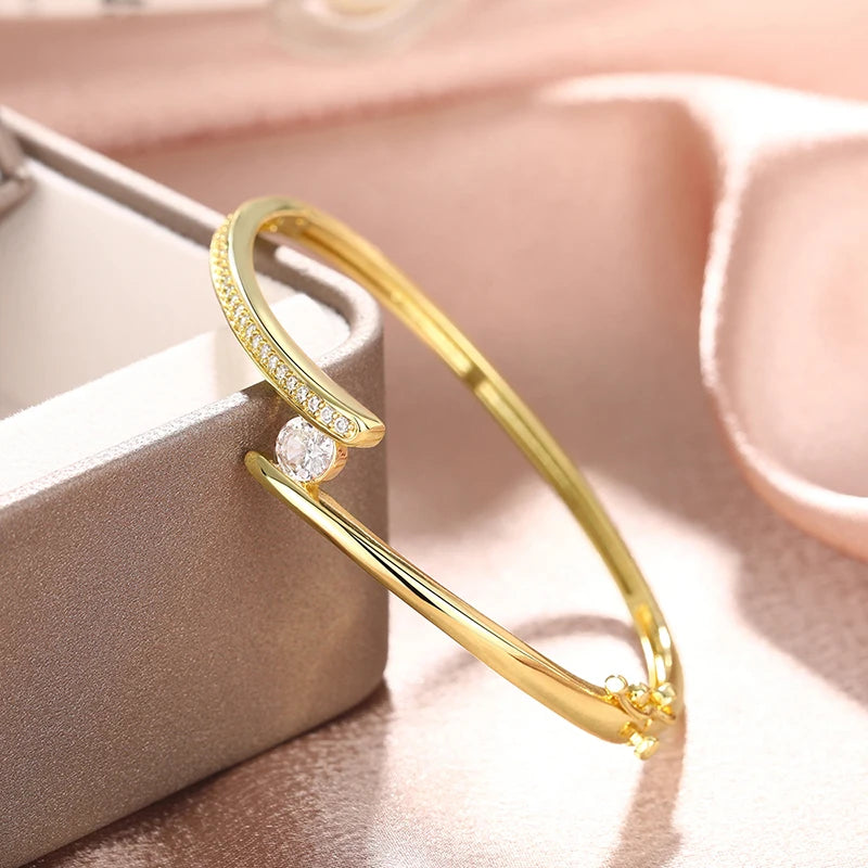 ✨ HUITAN Luxus-Armreif mit 18 Karat Goldbeschichtung – Eleganter Statement-Schmuck mit Zirkonia für Damen