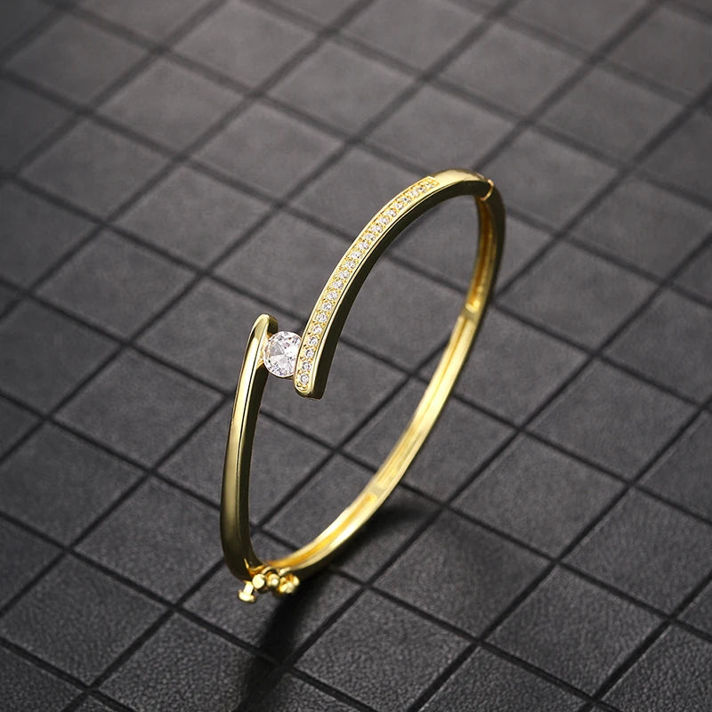 ✨ HUITAN Luxus-Armreif mit 18 Karat Goldbeschichtung – Eleganter Statement-Schmuck mit Zirkonia für Damen