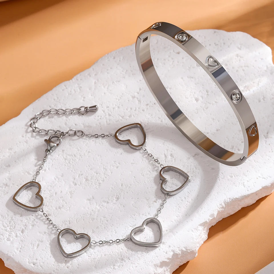 💖 2PCS French Lucky Heart Bracelet Set – Trendy and Elegant Charm