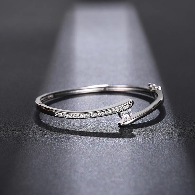 ✨ HUITAN Luxus-Armreif mit 18 Karat Goldbeschichtung – Eleganter Statement-Schmuck mit Zirkonia für Damen