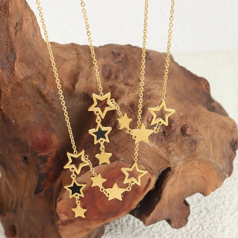 ⭐ Trendy Star – Halskette mit Sternanhänger aus goldenem Edelstahl mit schwarzem Acryl-Akzent