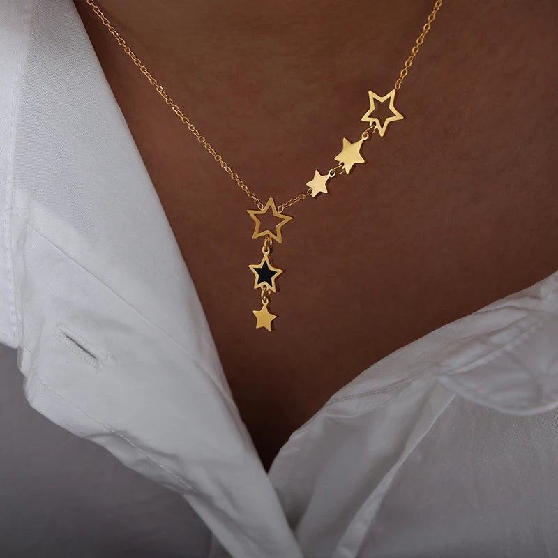 ⭐ Trendy Star – Halskette mit Sternanhänger aus goldenem Edelstahl mit schwarzem Acryl-Akzent