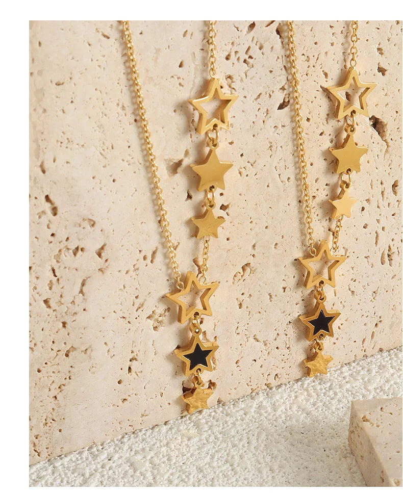 ⭐ Trendy Star – Halskette mit Sternanhänger aus goldenem Edelstahl mit schwarzem Acryl-Akzent