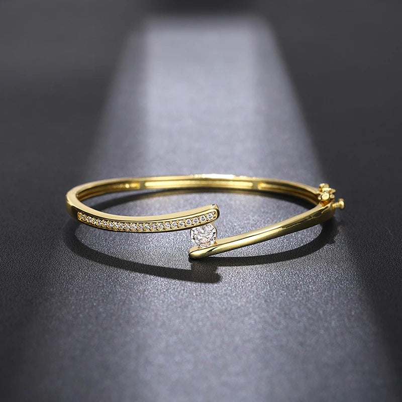 ✨ HUITAN Luxus-Armreif mit 18 Karat Goldbeschichtung – Eleganter Statement-Schmuck mit Zirkonia für Damen