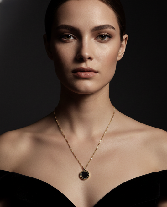 Trendige Halskette aus Edelstahl in Mondform