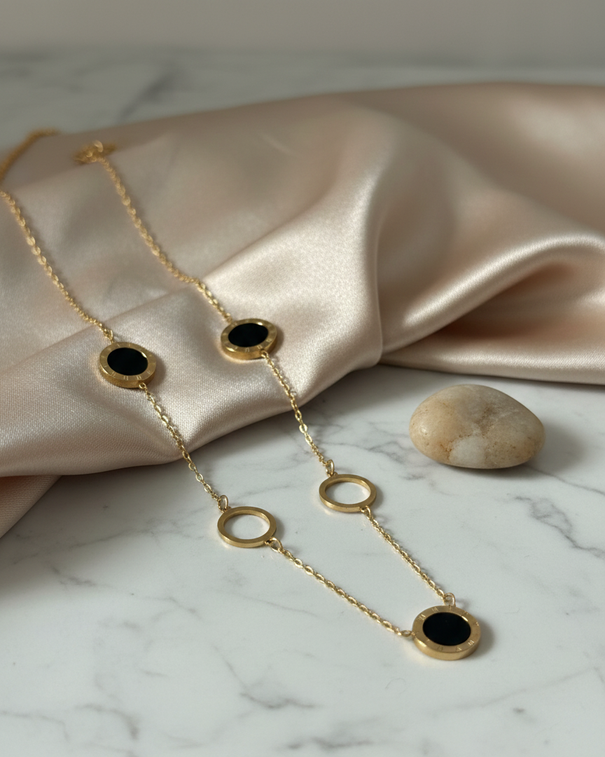 Trendige Halskette aus Edelstahl in Mondform