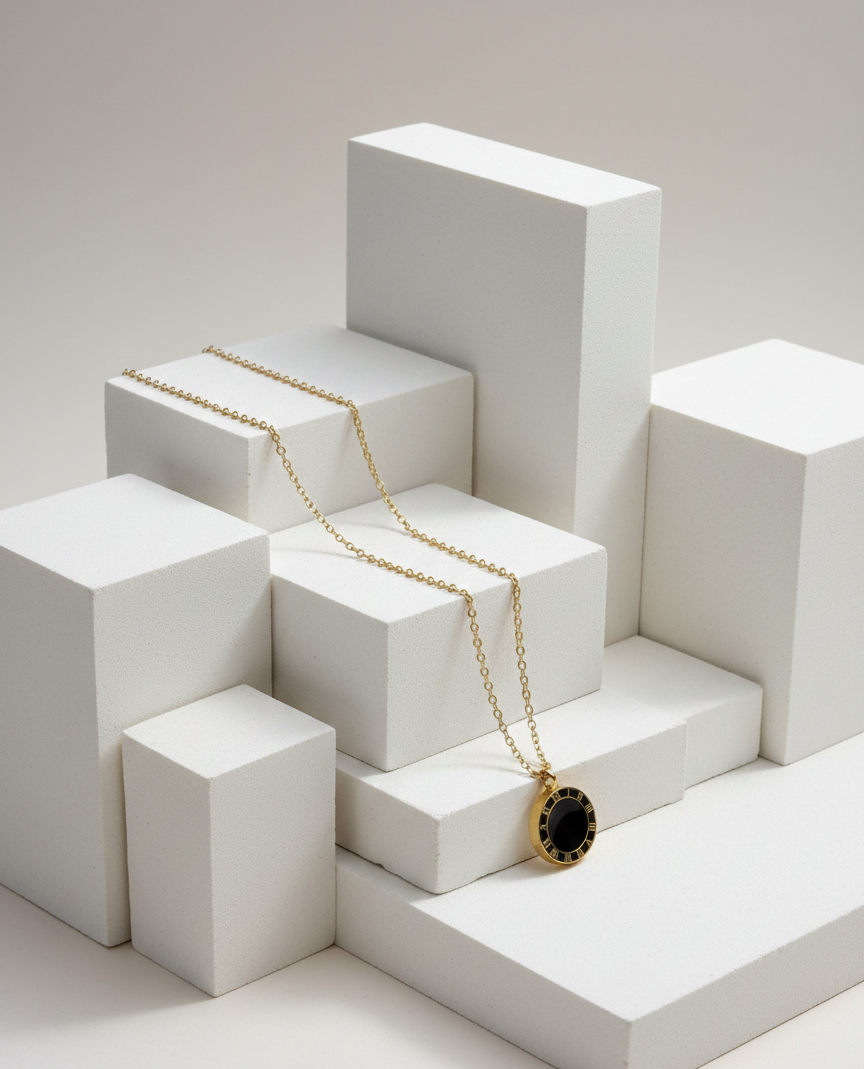 Trendige Halskette aus Edelstahl in Mondform