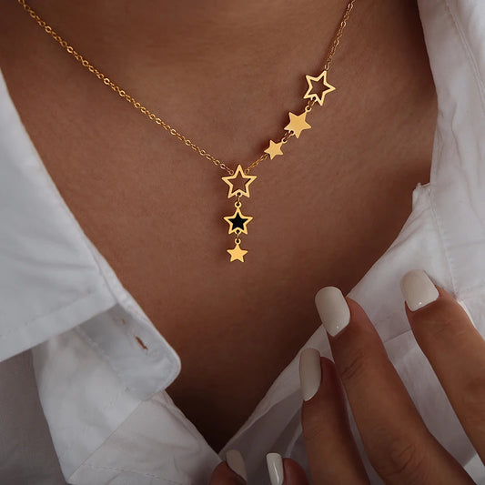⭐ Trendy Star – Halskette mit Sternanhänger aus goldenem Edelstahl mit schwarzem Acryl-Akzent 