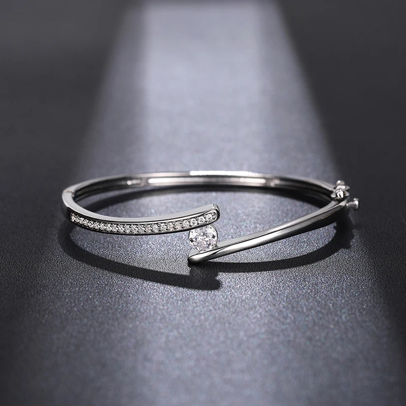 ✨ HUITAN Luxus-Armreif mit 18 Karat Goldbeschichtung – Eleganter Statement-Schmuck mit Zirkonia für Damen 