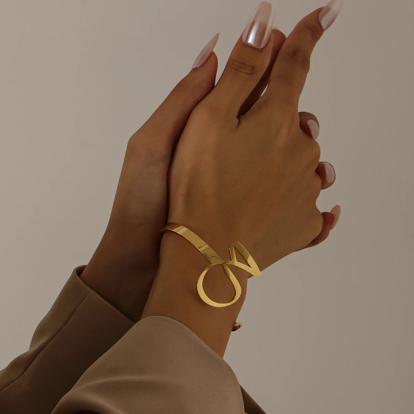 ✨ 18k Gold  Plated Personalized Arabic Letter Bracelet – Custom Stainless Steel Cuff by Zciti
